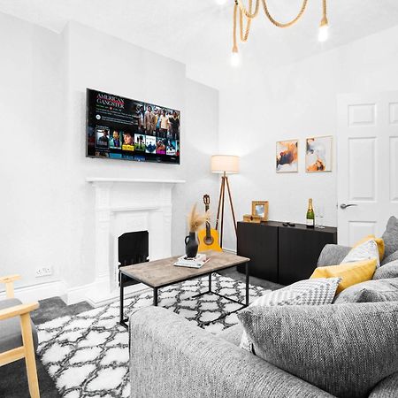 Stylish 3 Bedroom House - 6 Guests - Garden - Parking - Netflix - Wifi - 17M Birmingham Exterior photo